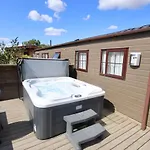 Barker Stakes Farm Lodge *